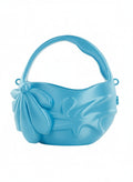 Bolso azul escultural impreso en 3D con diseño floral, accesorio de moda moderno.