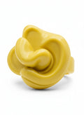 Anillo amarillo impreso en 3D, diseño exclusivo con textura ondulada y acabado brillante.