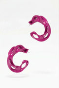 Aretes de diseño moderno fucsia, impresos en 3D, accesorios de moda originales.