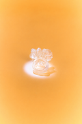 Anillo transparente impreso en 3D con diseño floral, acabado artesanal, fabricado en Perú